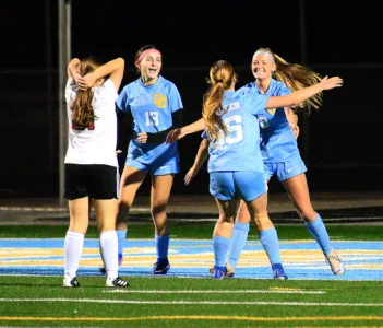 Golden Bears use big second half to win regional semi against Weir